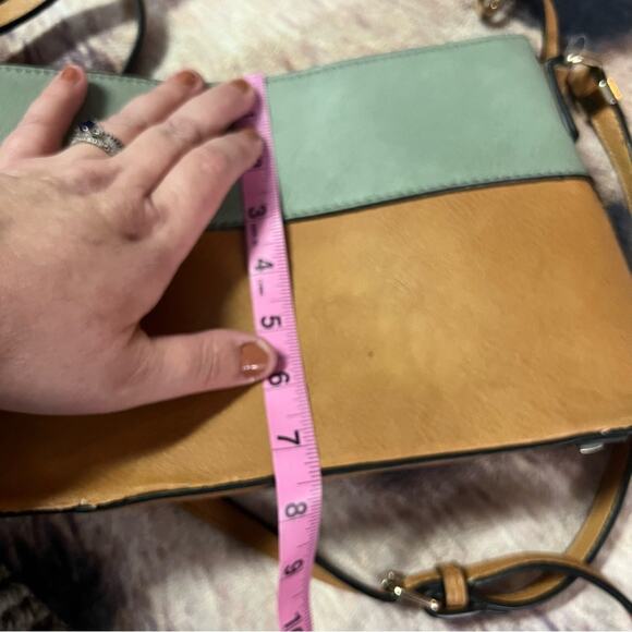 Simply Noelle Neutral Colorblock Crossbody or Shoulder Bag w/ Zipper Closures - Picture 12 of 14